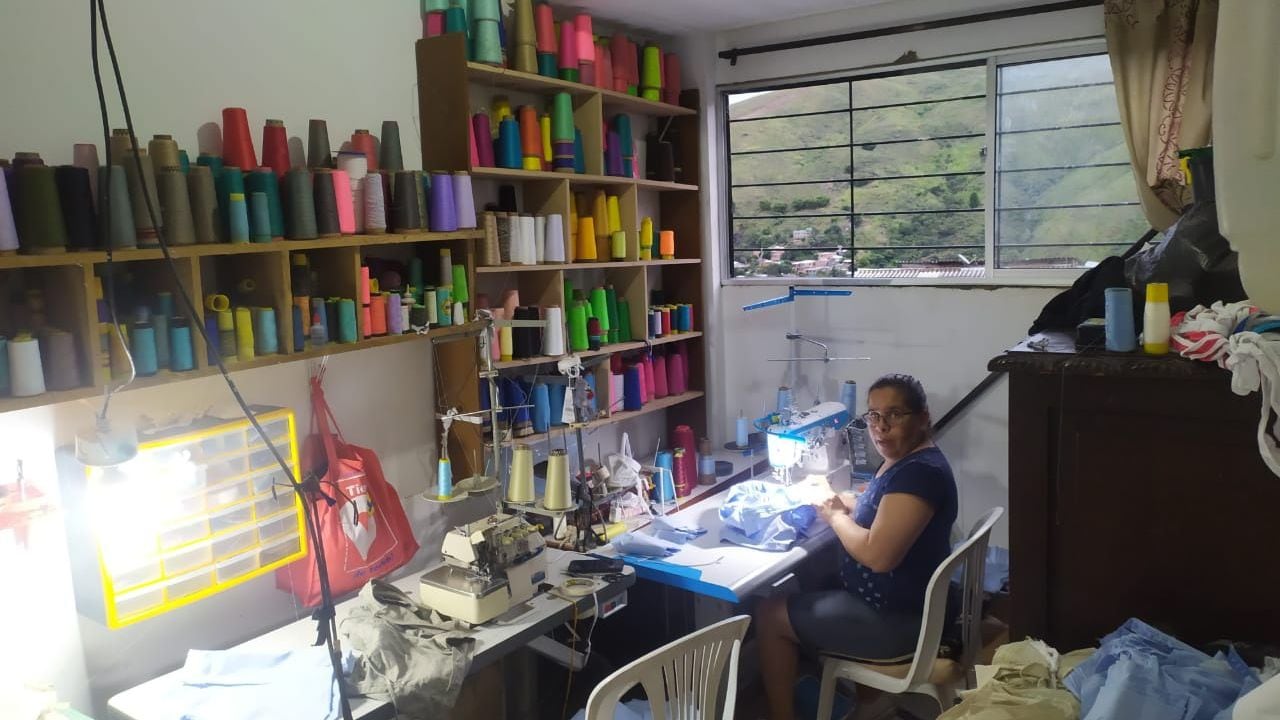María Josefina Navas hace tres años cumplió el sueño de tener su propio taller. Su nombre es Mariclas: Estilo y Moda.
