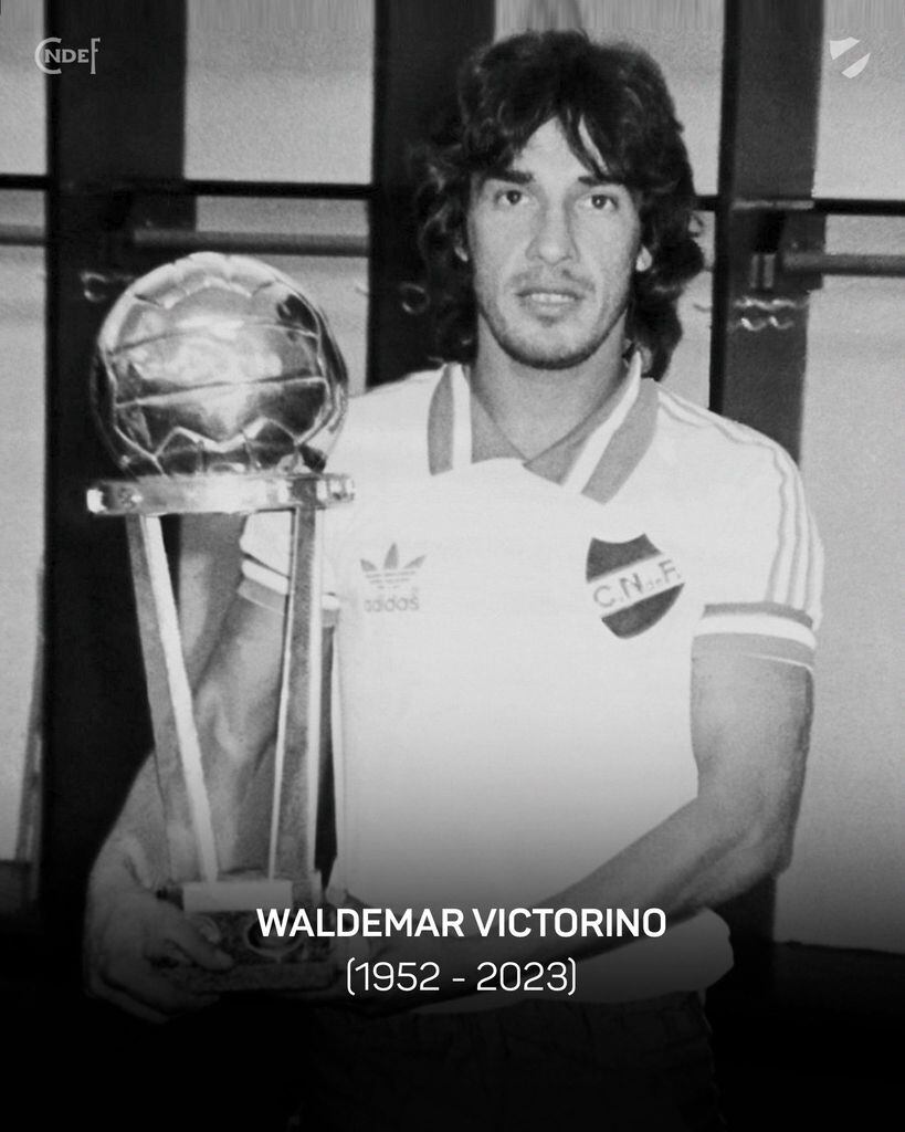 Walderma Victorino exhibe uno de los trfofeso de campeón que ganó con Nacional de Uruguay.