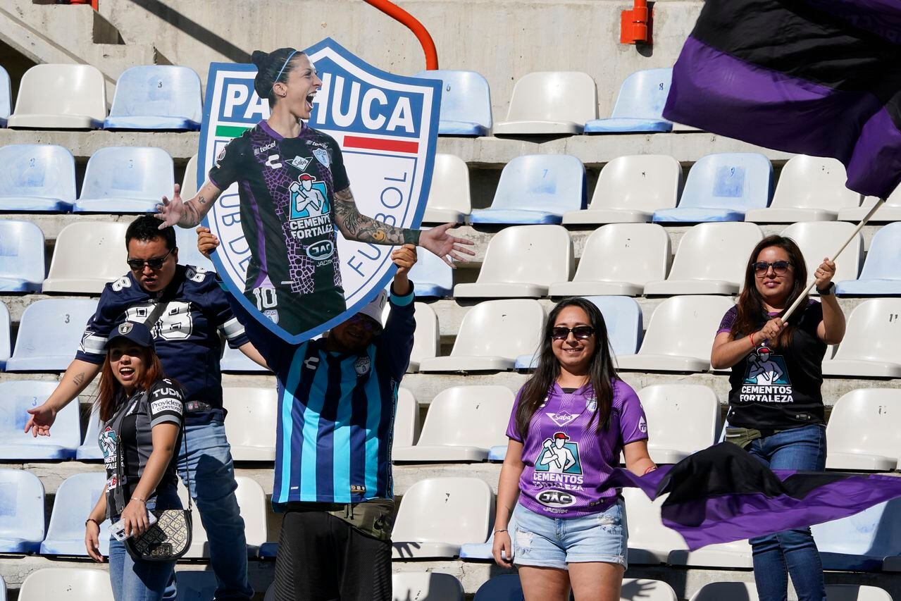 Hinchas de Pachuca sostienen un cartel con la imagen de Jenni Hermoso, antes de un partido de la liga mexicana de fútbol femenino entre Pachuca y Pumas en el estadio Miguel Hidalgo en Pachuca, México, el domingo 10 de septiembre de 2023. (Foto AP/Eduardo Verdugo)