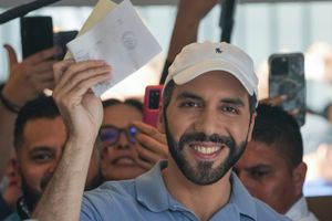 El presidente de El Salvador, Nayib Bukele, que busca la reelección, muestra su boleta antes de votar en las elecciones generales en San Salvador, El Salvador, el domingo 4 de febrero de 2024.