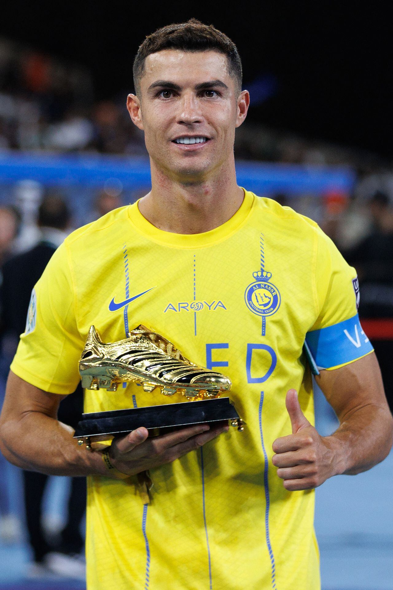 El delantero portugués de Nassr # 07, Cristiano Ronaldo, posa con el trofeo de máximo goleador después de ganar la Copa de Campeones de Clubes Árabes 2023 después de su último partido de fútbol entre Al-Hilal y Al-Nassr de Arabia Saudita en el Estadio Rey Fahd en Taif el 12 de agosto de 2023. ( Foto de AFP)
