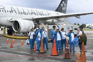 Adultos mayores de Chipaque, Cundinamarca, abordan un avión por primera vez en su vida.