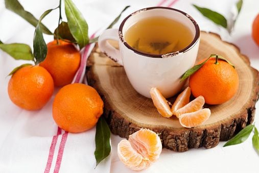 Preparación del té de mandarina y jengibre,