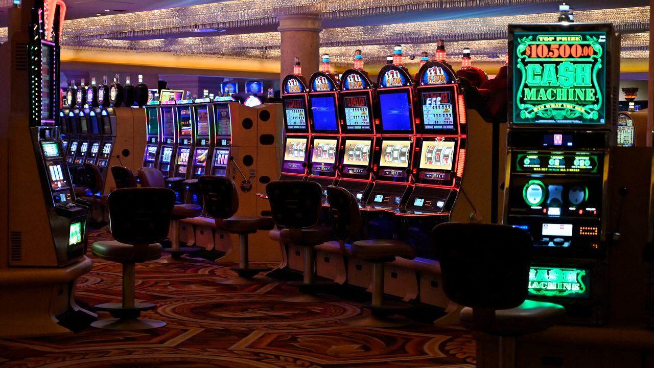Las máquinas tragamonedas con todas las demás máquinas listas para que los huéspedes del Caesars Palace en Las Vegas Strip, puedan jugar.