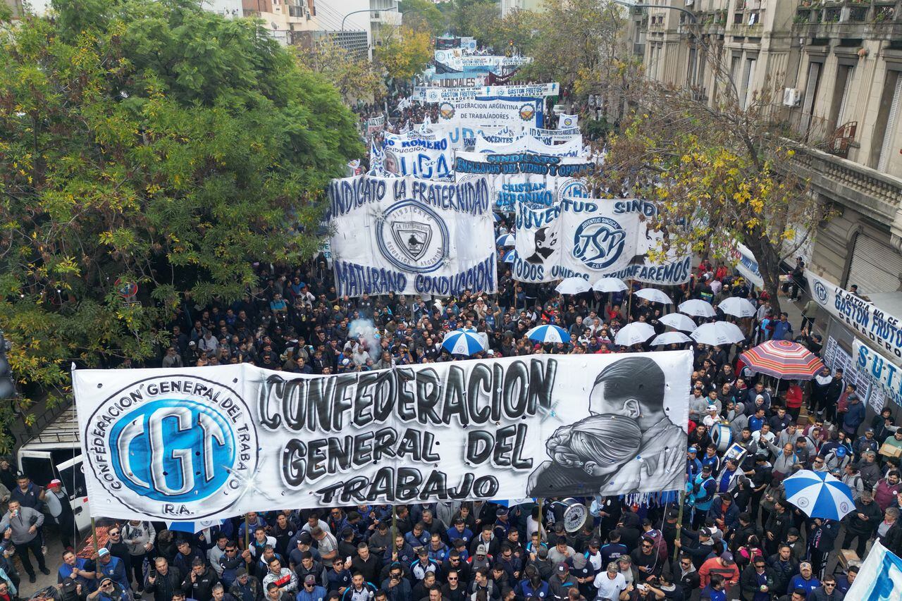 En esta vista aérea, miembros de organizaciones laborales sostienen pancartas mientras marchan durante una manifestación en el Día del Trabajo en Buenos Aires.