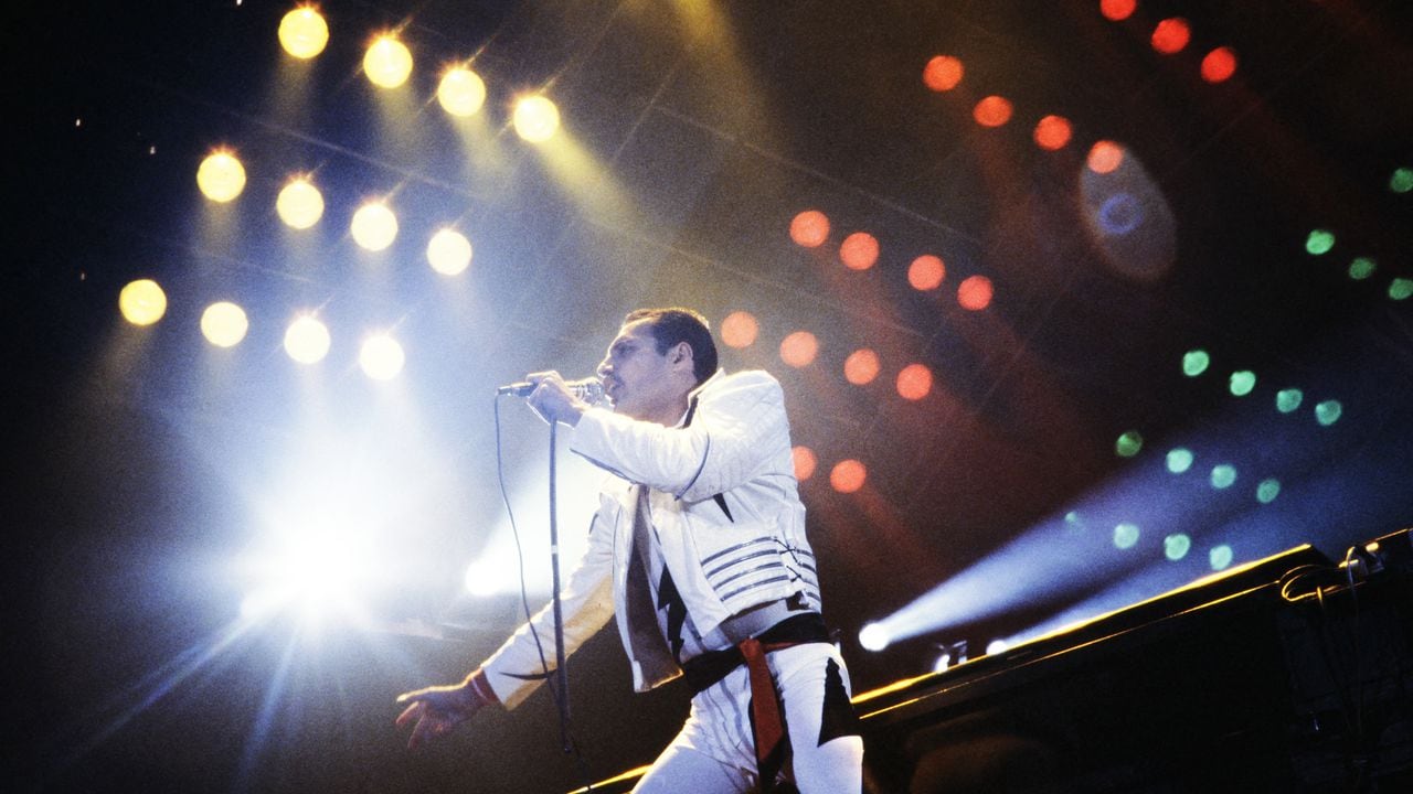 Miles de artículos pertenecientes al carismático líder de Queen, Freddie Mercury, desde manuscritos de los mayores éxitos de su banda hasta muebles, pinturas y chucherías, se subastan en Londres.