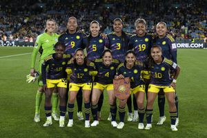 Las jugadoras de Colombia posan para una foto de equipo antes del partido de fútbol de cuartos de final de la Copa Mundial Femenina entre Inglaterra y Colombia en el Estadio Australia en Sydney, Australia, el sábado 12 de agosto de 2023. (Foto AP/Mark Baker)