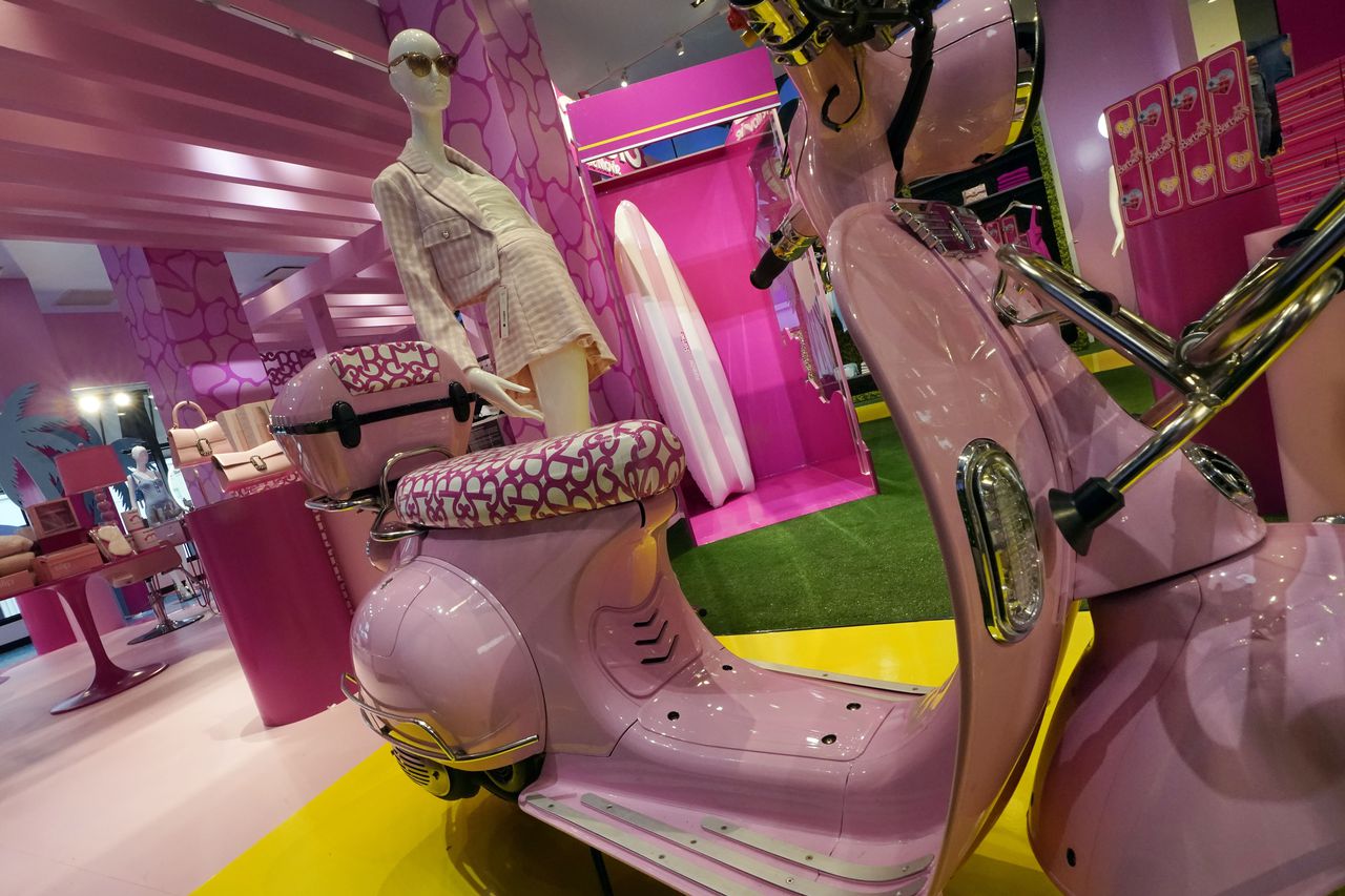 Una sección especial con el tema de Barbie se exhibe en una tienda de la cadena Bloomingdale's en Nueva York, el jueves 20 de julio de 2023. Antes del estreno de la película "Barbie", la empresa matriz Mattel creó un bombardeo de mercadotecnia de productos de más de 100 marcas. (Foto AP/Richard Drew)