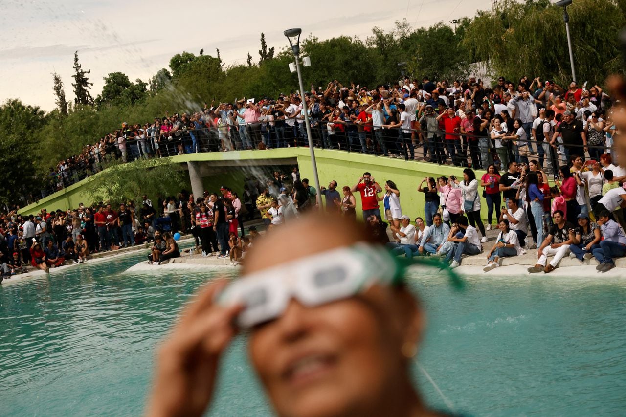 La gente observa el eclipse en Torreon, estado de  Coahuila, Mexico April 8, 2024. REUTERS/Daniel Becerril