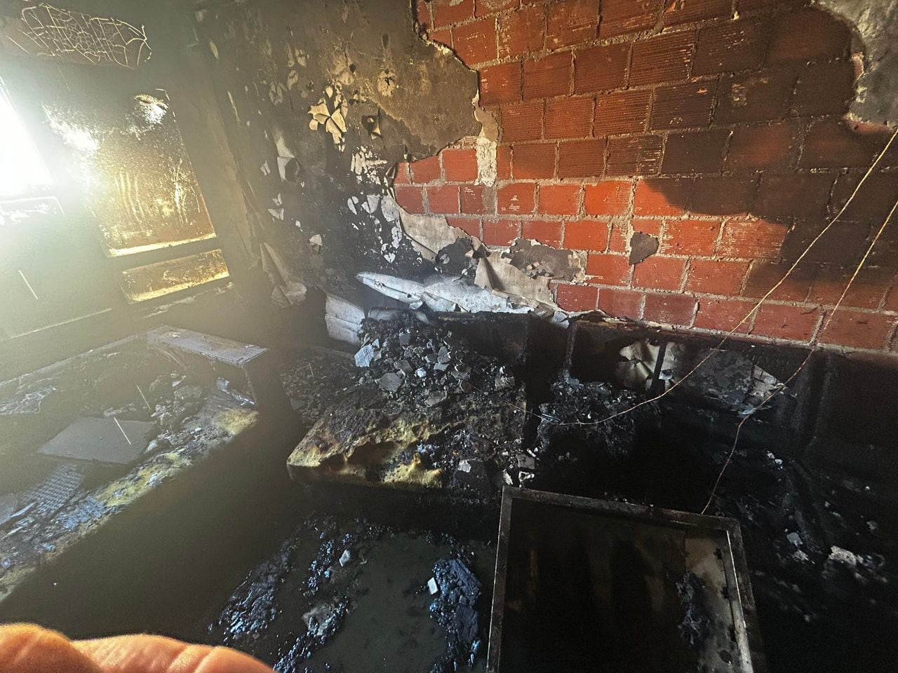 El fuego se concentró en el mobiliario de una de las oficinas, mientras que los bomberos realizaron operaciones de ventilación para disipar el humo.
