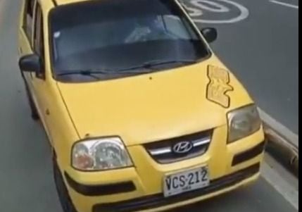Este es el taxi que se movilizaba en contravía por el carril exclusivo del MIO en Cali.