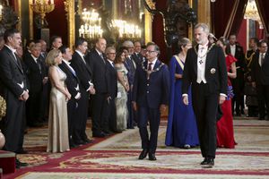 El presidente Gustavo Petro junto al Rey Felipe de España, antes de iniciar la cena de gala, ofrecida por los monarcas europeos