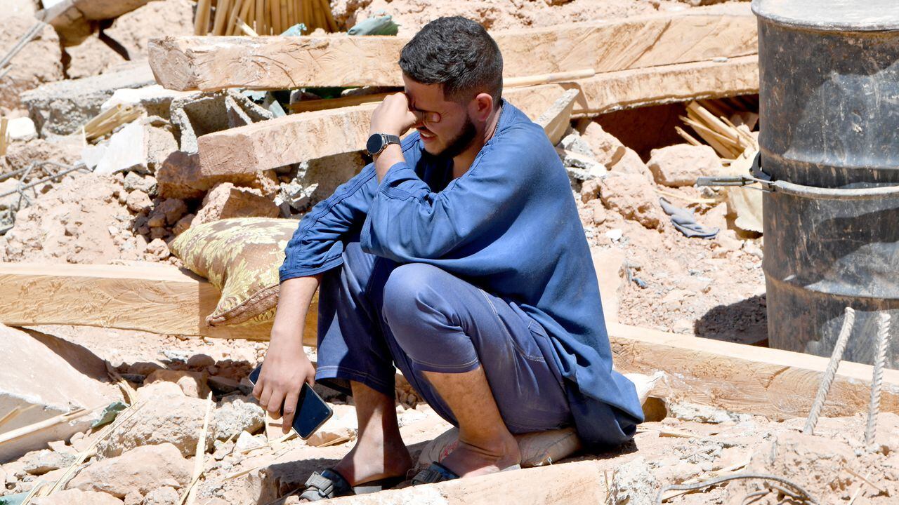 El 10 de septiembre, los marroquíes lloraron a las víctimas de un devastador terremoto que mató a más de 2.000 personas mientras los equipos de rescate se apresuraban a encontrar sobrevivientes atrapados bajo los escombros de las aldeas arrasadas. (Foto de Fethi Belaid / AFP)