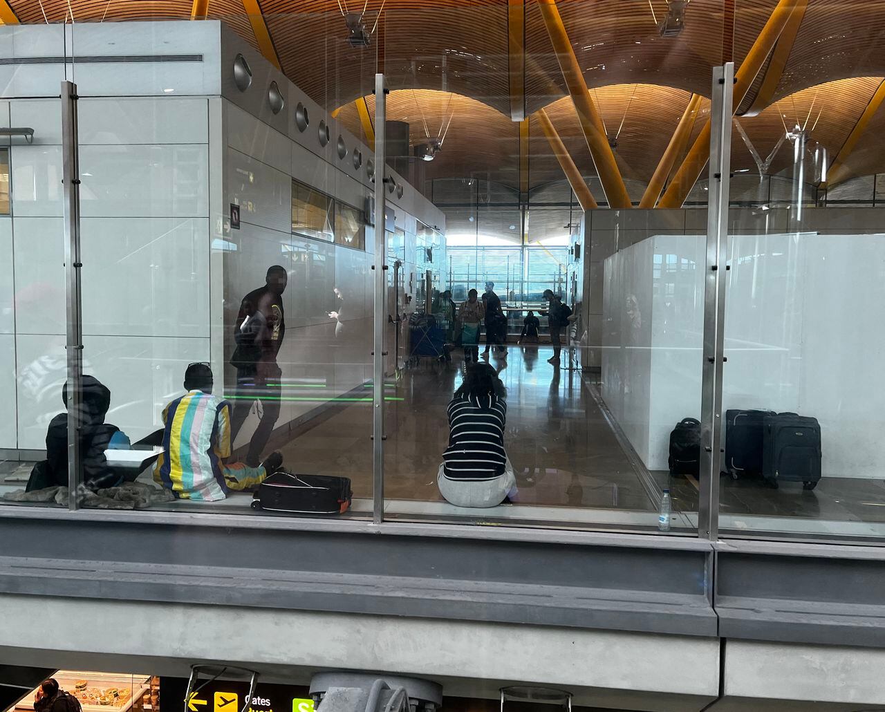 Superpoblación, condiciones insalubres: el aeropuerto de Madrid se enfrenta actualmente a una afluencia sin precedentes de solicitantes de asilo africanos.