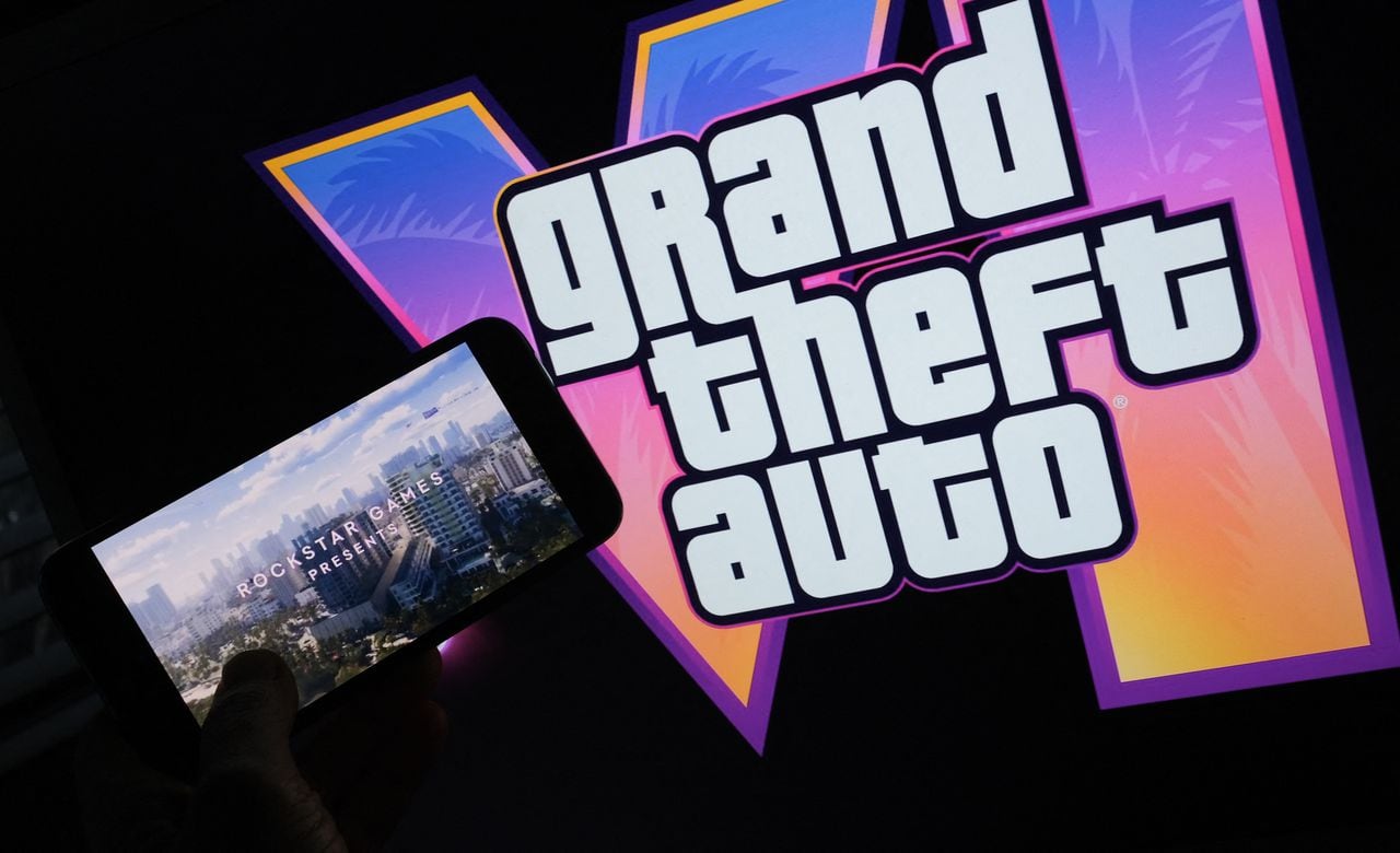 Ilustración del logo de Rockstar Games Grand Theft Auto VI reproducido en el lanzamiento del juego. (Photo by Chris DELMAS / AFP)