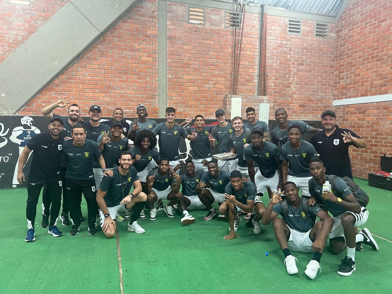 Los jugadores de Internacional FC de Palmira celebraron la victoria ante Llaneros, la primera en su historia deportiva.