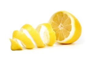 La cáscara de limón puede usarse de diversas formas para limpiar.