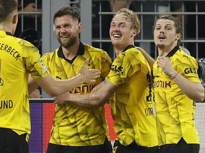 El delantero del Dortmund, Niclas Fuellkrug (de barba), celebra su anotación  que le dio la victoria al Borussia sobre el PSG, en el partido de ida de la semifinal de la Chmapions League.  (Foto Odd ANDERSEN / AFP)
