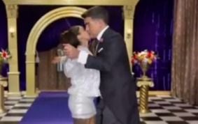 La participante del reality Yo Me Llamo en medio de un baile le robo un pico al presentador, Carlos Calero.