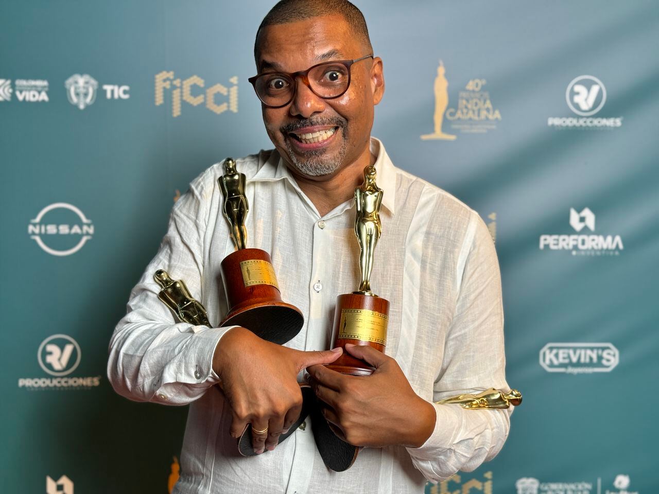 Marino Aguado también fue director del  documental 'Zapata, el Gran Putas' publicado en 2020. Largometraje que recibió tres estatuillas en los premios India Catalina del   2021, entre ellos a ‘Mejor documental’.