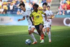 Linda Caicedo disputa un balón en el partido contra Corea del Sur