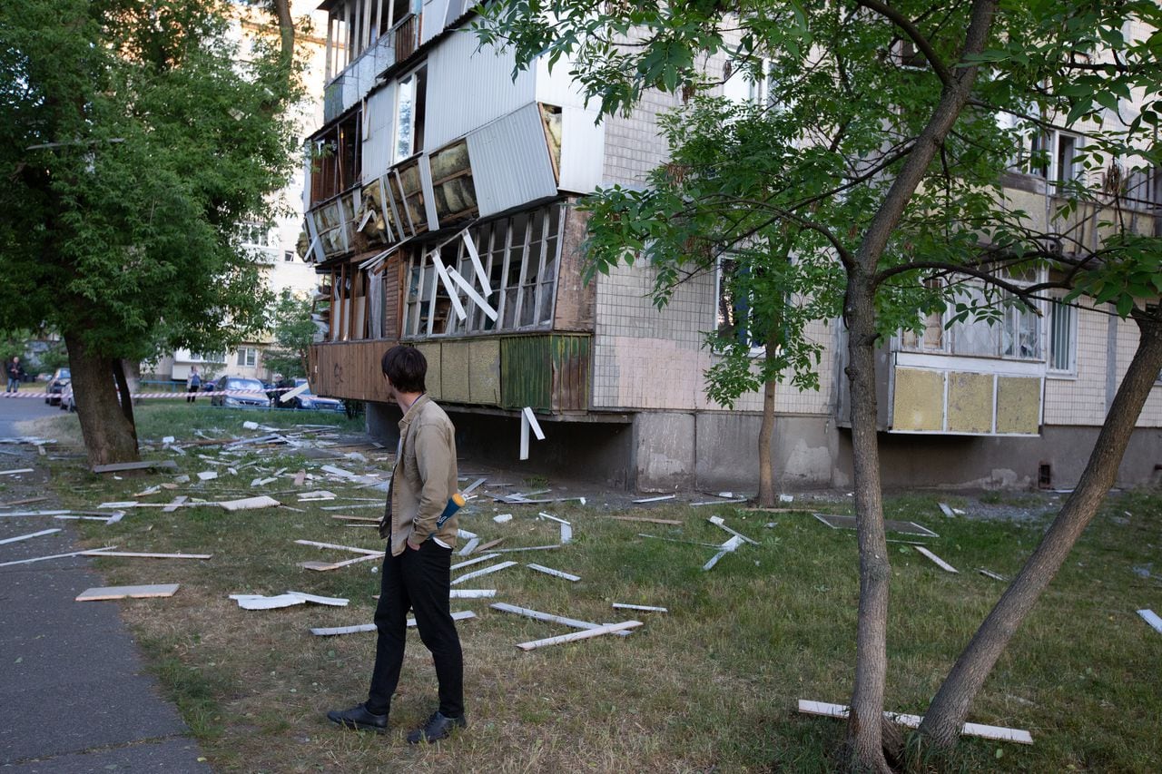 Un hombre observa la vista de los escombros después de un ataque aéreo ruso contra un hospital infantil y un edificio residencial en Kiev, Ucrania, el 1 de junio de 2023.