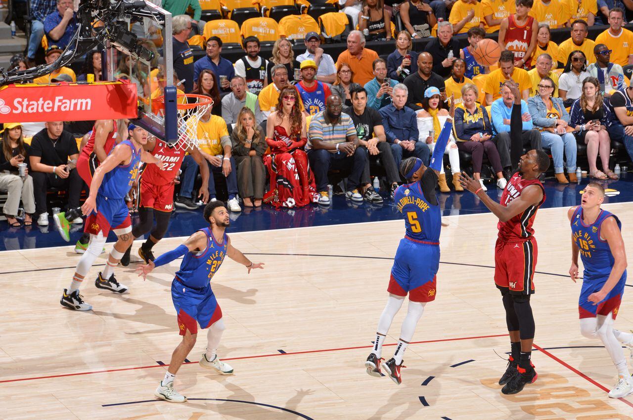 DENVER, CO - 1 DE JUNIO: Bam Adebayo #13 del Miami Heat dispara el balón durante el Juego Uno de las Finales de la NBA de 2023 contra los Denver Nuggets el 1 de junio de 2023 en el Ball Arena de Denver, Colorado.