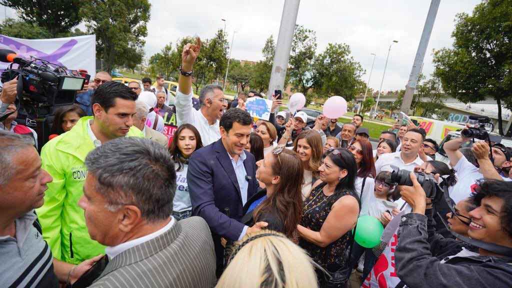 Con 212.000 firmas, Rodrigo Lara inscribió su candidatura a la alcaldía de Bogotá.