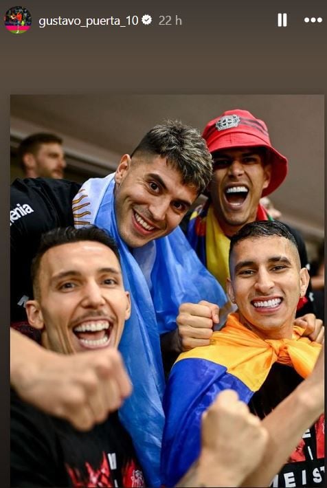 Gustavo Puerta, arropado con la bandera de Colombia, celebró con sus compañeros el título en la Bundesliga.