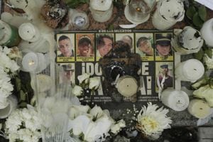 Fotografía de un altar improvisado durante un homenaje a los cadetes muertos por la explosión del carro bomba contra la Escuela de Cadetes de la Policía General Santander, este domingo en Bogotá (Colombia).