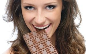 El chocolate negro, en general, es más saludable, pero todos contienen altas cantidades de calorías, grasas y azúcar. Sin embargo, la ciencia respalda que ocasionalmente endulcemos la vida con un poco de este placer. Foto: Ingimage.