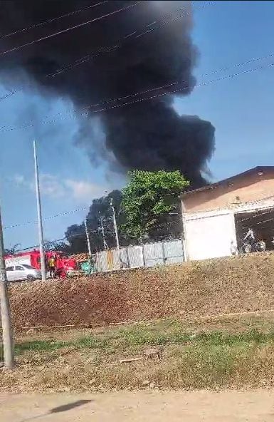 El incendio se presentó en la zona de invasión al río Cauca, cercana a la salida intermunicipal entre Cali y Palmira.