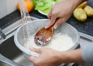 Lavar el arroz antes de cocinarlo tiene beneficios, pero también algunas desventajas.