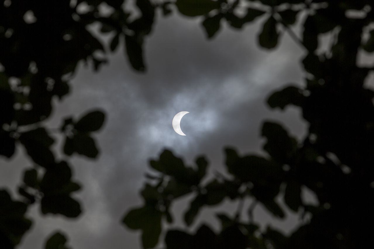Eclipse solar híbrido visto parcial en Sanur Beach en Denpasar, Bali, Indonesia el 20 de abril de 2023. El eclipse solar híbrido es cuando ocurre un eclipse anular y total en su camino a través de las islas del este de Indonesia. Sin embargo, en la parte central y occidental de Indonesia solo se puede observar una fase de eclipse parcial.