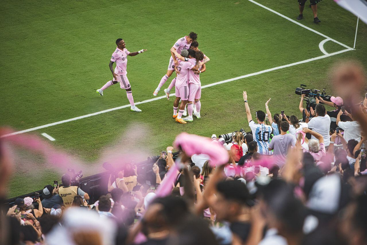 La hinchada del Inter de Miami celebrando un gol de Messi.
