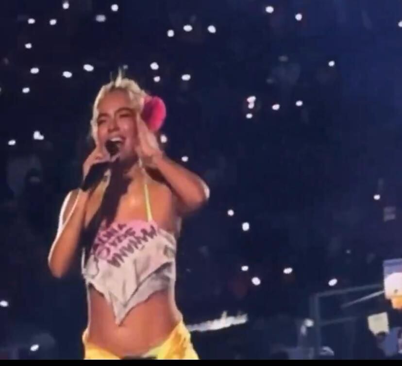 La Bichota olvidó la letra de una de sus canciones en su concierto en el estadio Azteca de Ciudad de México.
Foto tomada de video en X