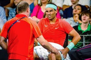 Rafael Nadal siendo atendido por el cuerpo médico