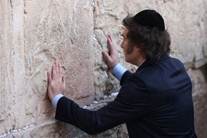 Presidente de Argentina en el muro de los lamentos en Jerusalén (Photo by RONALDO SCHEMIDT / AFP)