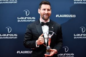 El futbolista argentino Lionel Messi posa con su premio Laureus World Sportsman of the Year durante la ceremonia de los Laureus World Sports Awards 2023.