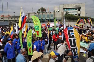 Diferentes organizaciones gremiales y sindicales se reunieron frente al búnker de la fiscalía para exigir la elección de la fiscal y en apoyo al gobierno de Gustavo Petro.