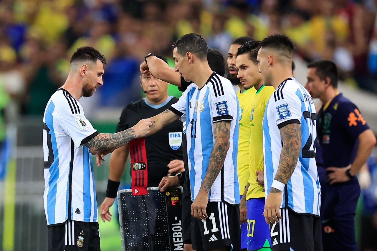 RIO DE JANEIRO, BRAZIL - NOVEMBER 21: Lionel Messi of Argentina gives the captain's armband to teammate Angel Di Maria in a substitution during a FIFA World Cup 2026 Qualifier match between Brazil and Argentina at Maracana Stadium on November 21, 2023 in Rio de Janeiro, Brazil. (Photo by Buda Mendes/Getty Images)
