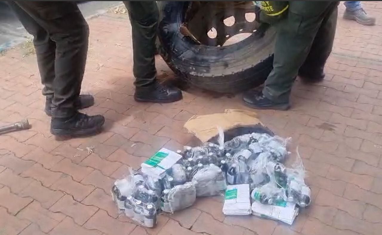 322 frascos de Ketamina fueron incautados por la Policía Nacional, la cual iba camuflada en llantas.