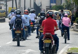 En Cali, los motociclistas denuncian dificultades para comprar el Seguro Obligatorio de Accidentes de Tránsito, Soat.