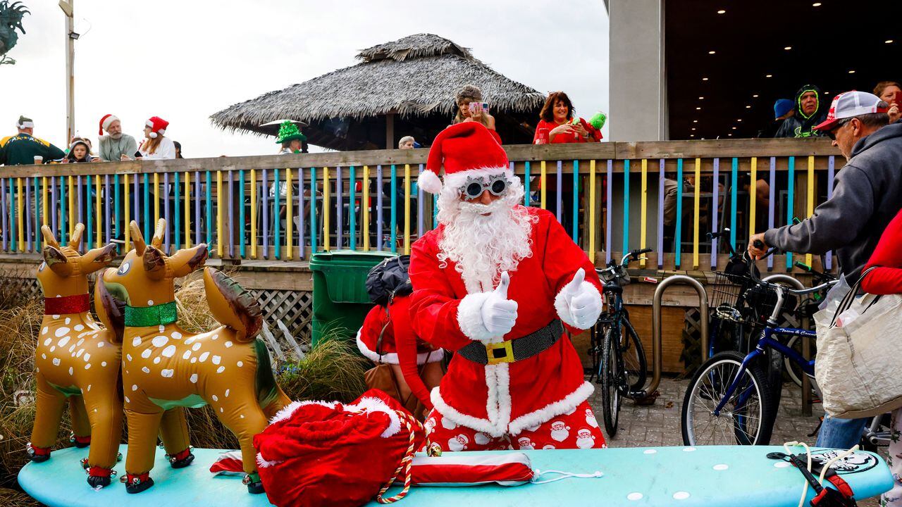 Papás Noel se tomaron la playa de Floridad, Estados Unidos, para celebrar la Navidad.