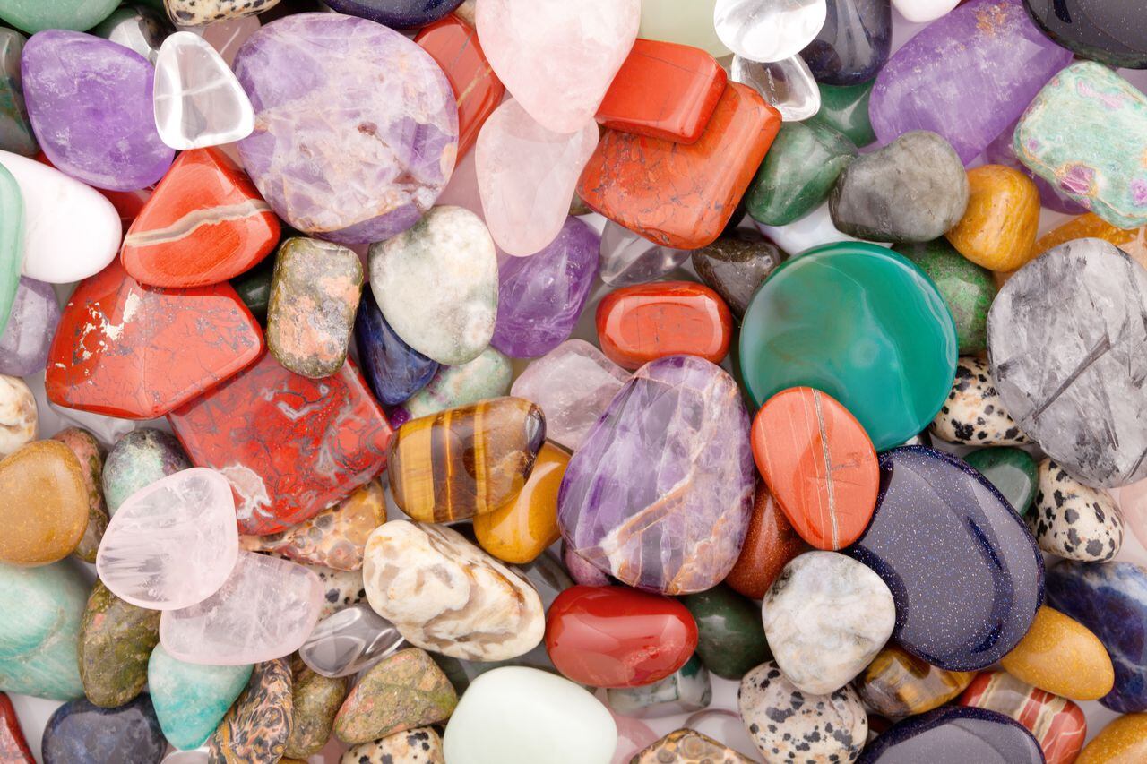 Muchos tipos diferentes de minerales coloridos y gemas semipreciosas.