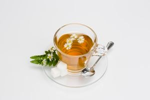 Taza de té de manzanilla con flores de manzanilla