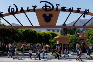 Los actores de SAG-AFTRA y los escritores del Writers Guild of America (WGA) caminan en la línea de piquetes fuera de Disney Studios en Burbank, California, EE. UU., 25 de julio de 2023.