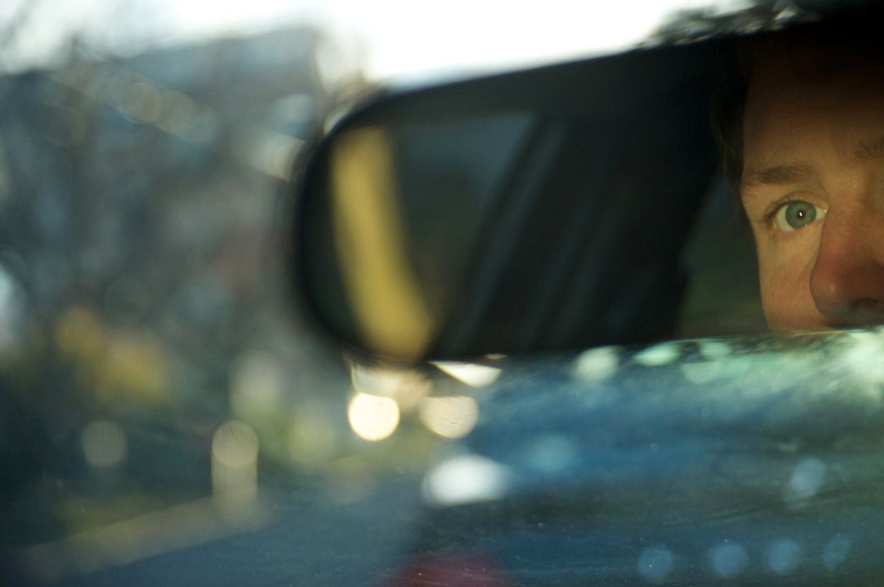 Algunos conductores subestiman la importancia de mantener limpios sus espejos retrovisores, lo que podría afectar negativamente su capacidad para detectar peligros en el tráfico.