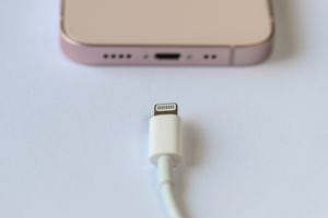Proteger el dispositivo: Señales que revelan si el cargador de iPhone es genuino