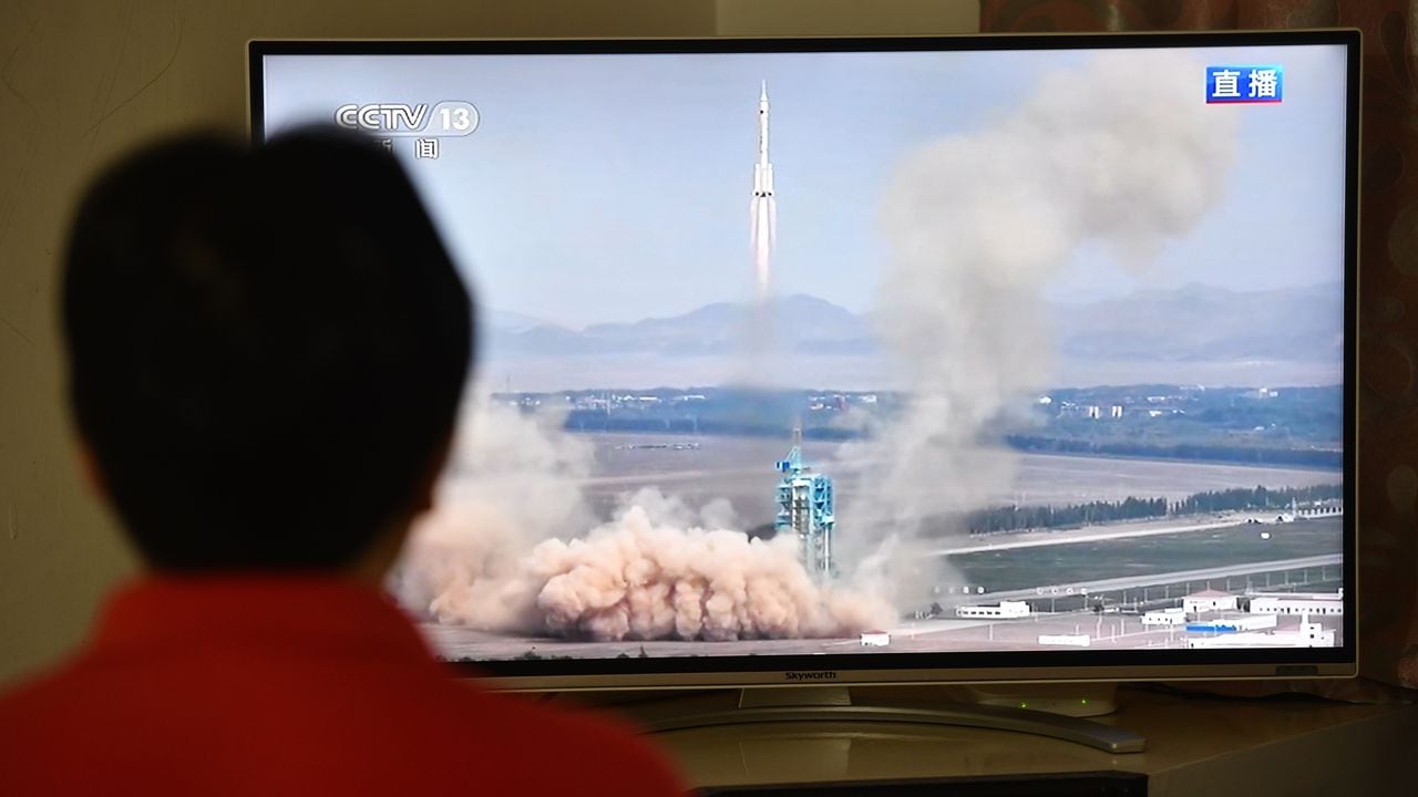 n ciudadano ve una transmisión en vivo del lanzamiento de la nave espacial tripulada Shenzhou 16 en la ciudad de Fuyang, provincia de Anhui, China, el 30 de mayo de 2023.